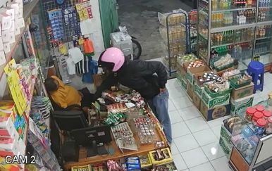 Razbojnik je uspio u džep strpati tek jednu novčanicu (FOTO: YouTube/Screenshot)