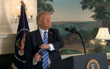 Donald Trump pije vodu (Foto: AFP)