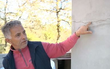 Mještanin Vilanije pokazuje oštećenja na kući (Foto: Dnevnik.hr)