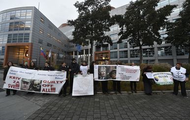 Okupljeni ljudi ispred zgrade suda (Foto: AFP)