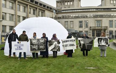 Ljudi ispred zgrade suda (Foto: AFP)