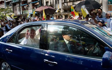 Papu Franju u Mjanmaru dočekale tisuće ljudi (Foto: AFP)