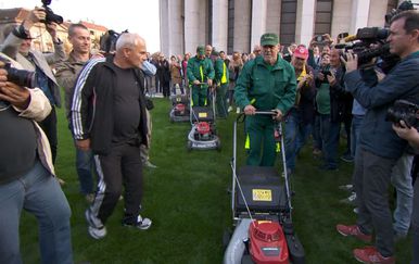 Gradonačelnik Milan Bandić kosi travu (Foto: Dnevnik.hr)