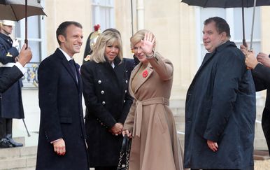 Emmanuel Macron dočekao Kolindu Grabar-Kitarović i njenog supruga Jakova (Foto: AFP)