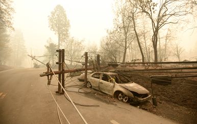Izgorjeli automobil u velikom požau u Kaliforniji (Foto: AFP)