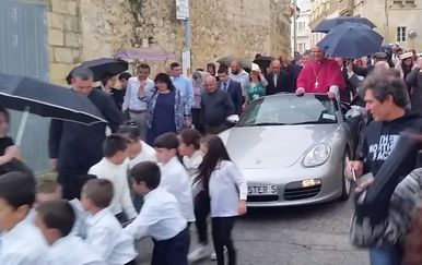 Svećenik u Porscheu (Printscreen: Twitter)