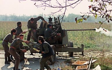 Srpska paravojska puca na položaje hrvatskih vojnika koji brane Vukovar (Foto: Arhiva/AFP)