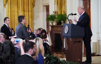 CNN-ov novinar Jim Acosta i Donald Trump (Foto: AFP)