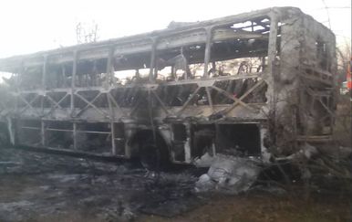Izgorjeli autobus (Foto: Twitter/Zimbabwe Red Cross)