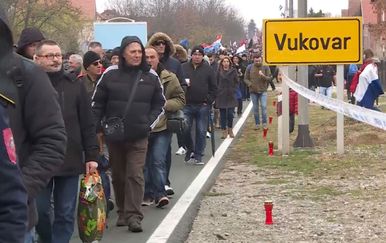 Kolona u Vukovaru (Foto: Dnevnik.hr)