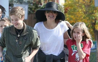Angelina Jolie u šetnji s djecom i psom - 3