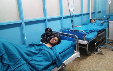 Ranjenici u bolnici nakon napada bombaša u Kabulu (Foto: AFP)