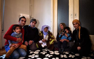 Tražitelji azila i izbjeglice na bankovne kartice mjesečno dobiju i 550 eura (Foto/arhiva: AFP)