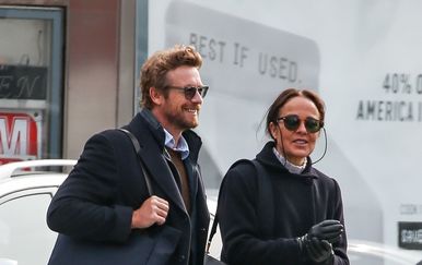 Simon Baker i Rebecca Rigg (Foto: Profimedia)