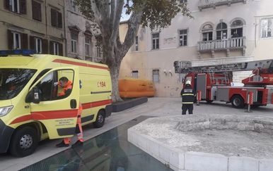 Muškarac u Zadru prijeti da će se baciti sa zgrade (Foto: Zadarski.hr) - 3