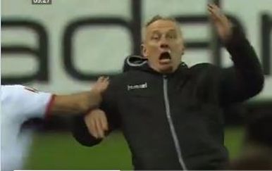 Trener Streich pada na tlo (Screenshot)