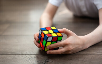 Dječak drži Rubikovu kocku.