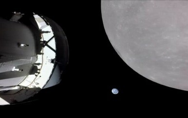 Pogled na Mjesec i Zemlju s Oriona