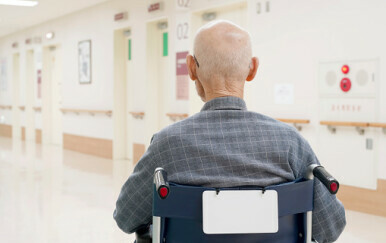 Starac u hodniku bolnice, Ilustracija
