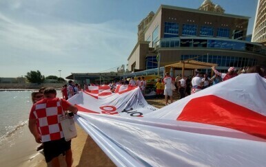 Hrvatski navijači pred hotelom Vatrenih u Dohi