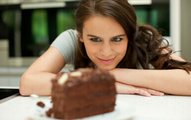 Djevojka gleda slastan kolač