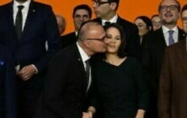Gordan Grlić Radman poljubio njemačku ministricu Annalenu Baerbock