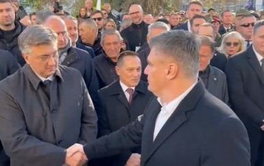 Rukovanje premijera i predsjednika u Vukovaru