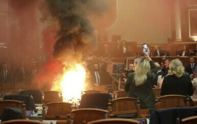 Albanska oporba prosvjedovala protiv proračuna dimnim bombama u parlamentu