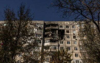Zgrada oštećena u ruskim napadima na Ukrajinu