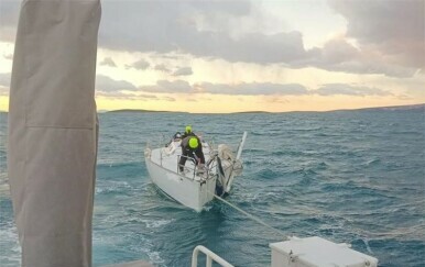 Posada jedrilice spašena kod otoka Paga