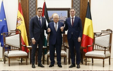 Palestinski predsjednik Mahmud Abbas, belgijski premijer Alexander De Croo i španjolski premijer Pedro Sanchez drže se za ruke nakon sastanka u okupiranom gradu Ramallahu na Zapadnoj obali