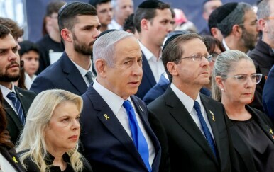 Benjamin Netanyahu sa suprugom Sarom na memorijalnom skupu za Izraelce otete u napadu Hamasa 7. listopada 2023.