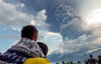 Stanovnici Indonezije gledaju erupciju vulkana