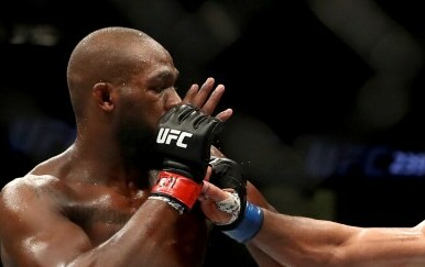 Jon Jones u starim UFC rukavicama