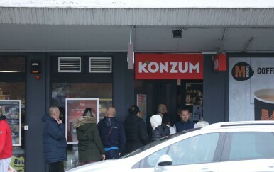 Gužve na autobusnom kolodvoru ispred rijetko otvorenih dućana i pekarnica u Zagrebu - 3