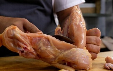 Poznati chef savjetuje: Najjednostavniji način za trančiranje cijelog pileta