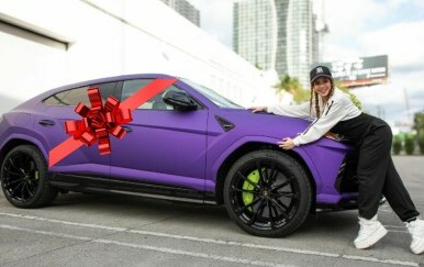 Pjevačica Shakira i ljubičasti Lamborghini Urus na poklon