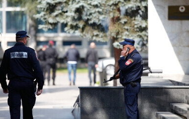 Policajci oduzeli zastavu dvjema ženama u Banjoj Luci (ilustracija)