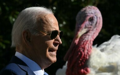 Američki predsjednik Joe Biden pomilovao je purice Peach i Blossom uoči Dana zahvalnosti