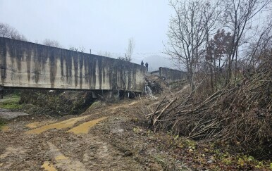 Kanal u koji je na Kosovu bačena eksplozivna naprava