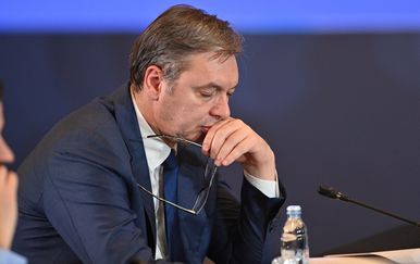 VIDEO Pogledajte kako su Vučićevi plaćenici istjerani iz dvorane u Beogradu