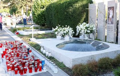 Grobovi poznatih na Mirogoju puni su cvijeća i svijeća