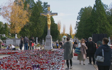Vjernici na groblju na Dušni dan - 3