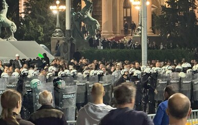 Kaos u Beogradu: Odjekuju topovski udari, građani se sukobili s policijom