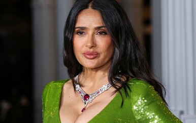 Salma Hayek u zelenu haljinu stisnula dekolte