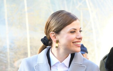 Lejla Filipović u sjajnoj asimetričnoj suknji s volanom