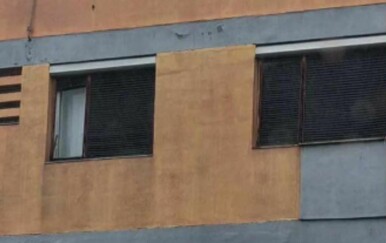 Kako postaviti suncobran na zatvoreni balkon? Urnebesna majstorija nasmijala prolaznike