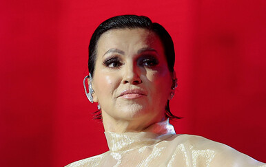 Nina Badrić u blještavim štiklama i odijelu sa zlatnim nitima