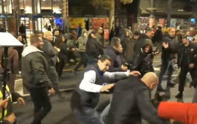 VIDEO Drama u Beogradu, održana dva skupa: Napadnut novinar, letjele boce i petarde