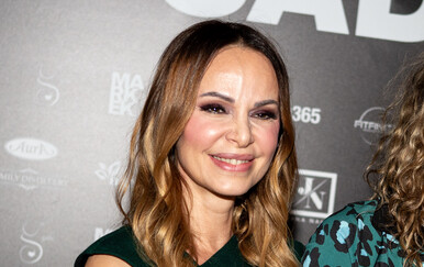 Josipa Pavičić u smeđim hlačama visokog struka i bijeloj košulji